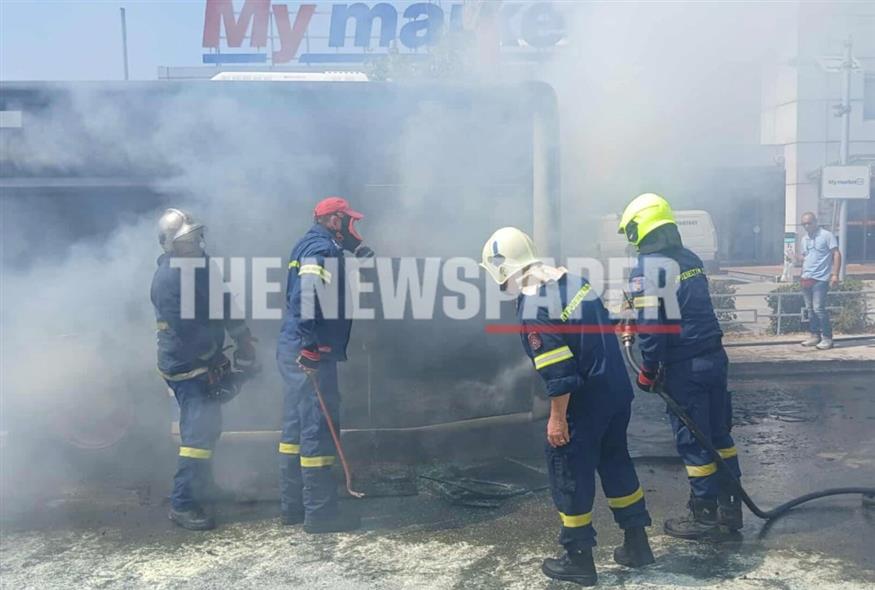 Φωτιά σε λεωφορείο στο κέντρο του Βόλου (thenewspaper.gr)
