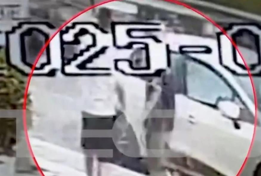 Καρέ καρέ η στιγμή του άγριου ξυλοδαρμού του 15χρονου από νεαρούς