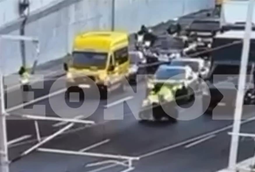 Οδηγός μηχανής παρέσυρε και τραυμάτισε αστυνομικούς