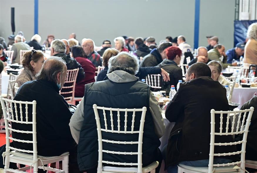 Δήμος Αθηναίων: Χριστουγεννιάτικο γεύμα αγάπης για 1.300 άστεγους και οικονομικά ευάλωτους (EUROKINISSI)