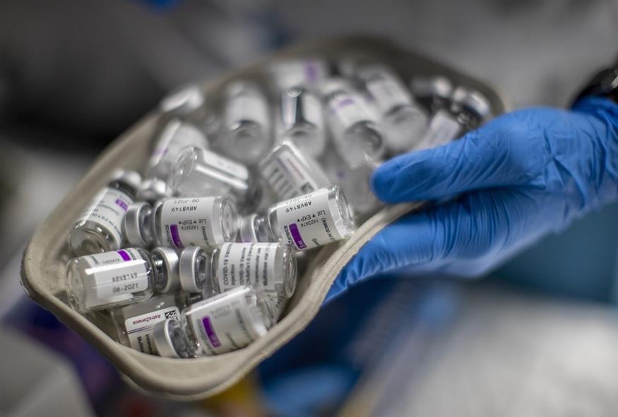 Για πρώτη φορά η AstraZeneca παραδέχεται ότι, το εμβόλιό της για τον κορονοϊό, μπορεί να προκαλέσει παρενέργειες (φωτογραφία αρχείου/ Associated Press)