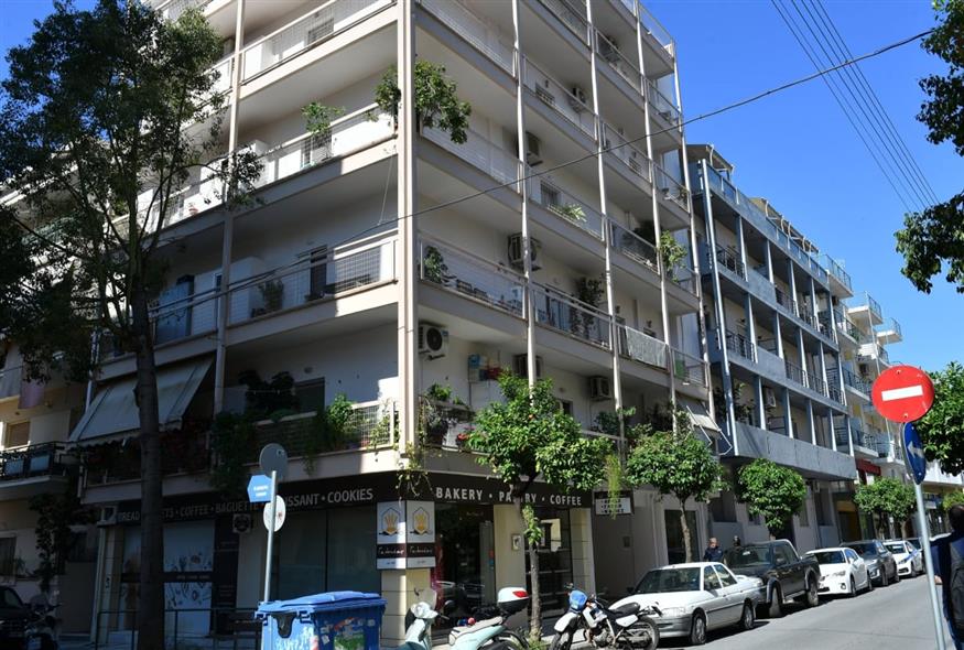 Η πολυκατοικία στο κέντρο της Καλαμάτας που διαπράχθηκε η δολοφονία της 39χρονης (INTIME NEWS / ΚΩΤΣΙΑΡΗΣ ΝΙΚΗΤΑΣ)