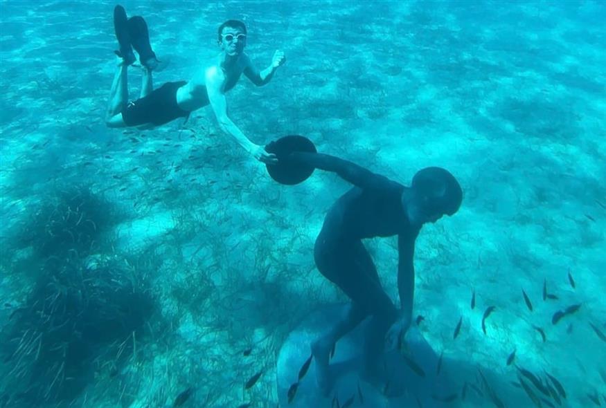 Χαλκιδική: Φαρσέρ βύθισε άγαλμα (X)