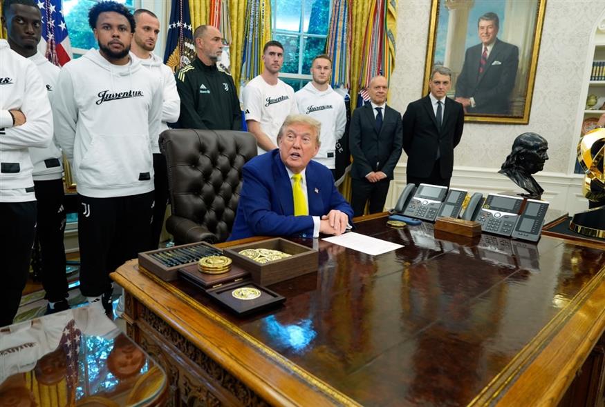 Ο Τραμπ με τους παίκτες της Γιουβέντους/AP