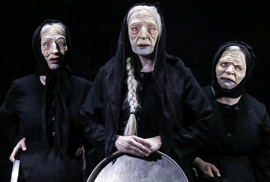 Οι γριές που μαζεύουν την τσουκνίδα