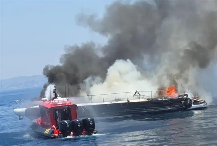 Συνελήφθη ο κυβερνήτης του ταχύπλοου που βυθίστηκε μετά από πυρκαγιά στη Βουλιαγμένη (screenshot)