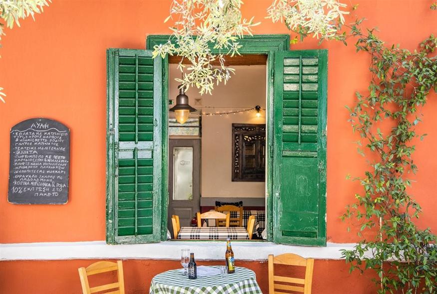 Αυλές που σε ταξιδεύουν μακριά από την πόλη