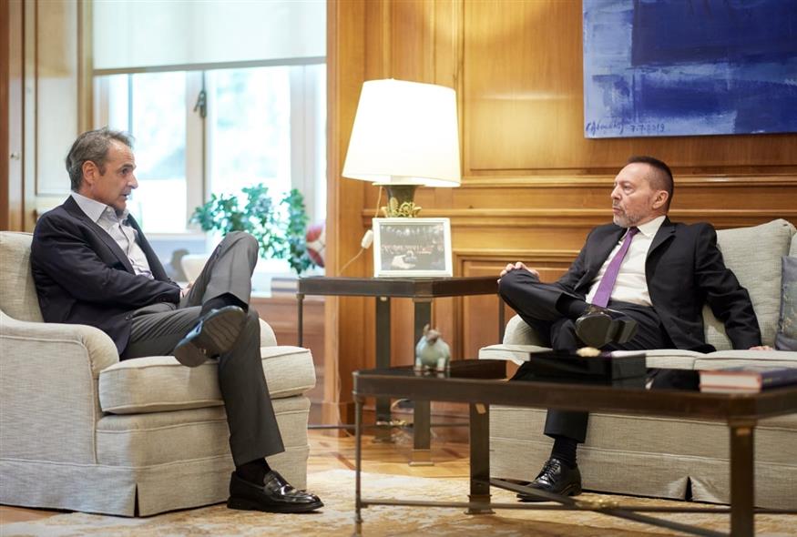 Κυριάκος Μητσοτάκης και Γιάννης Στουρνάρας κατά τη σημερινή τους συνάντηση στο Μέγαρο Μαξίμου