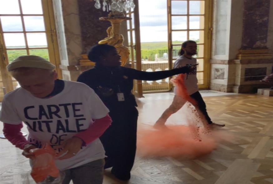 Ακτιβιστές πέταξαν πορτοκαλί σκόνη στην αίθουσα Κατόπτρων του Ανακτόρου των Βερσαλλιών/twitter/iva masson