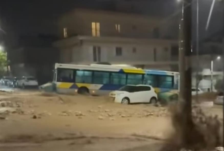 Στιγμιότυπο από εγκλωβισμένο λεωφορείο στους χειμάρρους (Screenshot/Facebook)