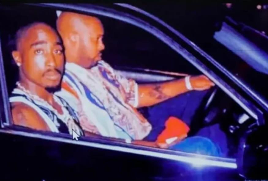 Φωτογραφία του 1996 με τον Tupac Shakur (αριστερά) και τον Marion «Suge» Knight (screenshot/Reuters)