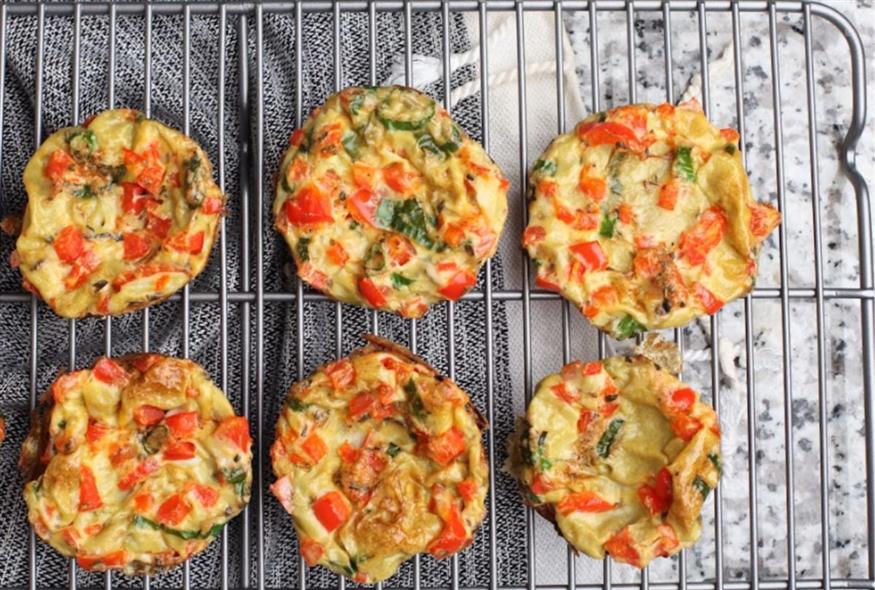 Ομελετάκια στη θήκη των μάφιν © Unsplash