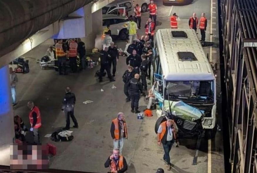 Τρένο συγκρούστηκε με λεωφορείο στη σήραγγα της Μάγχης (Χ)