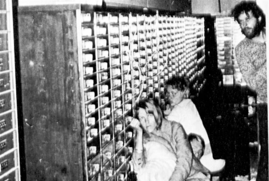 O ληστής Κλαρκ Όλοφσον (δεξιά) και τρεις όμηροι, στη ληστεία της Kreditbanken στη Σουηδία (AP)