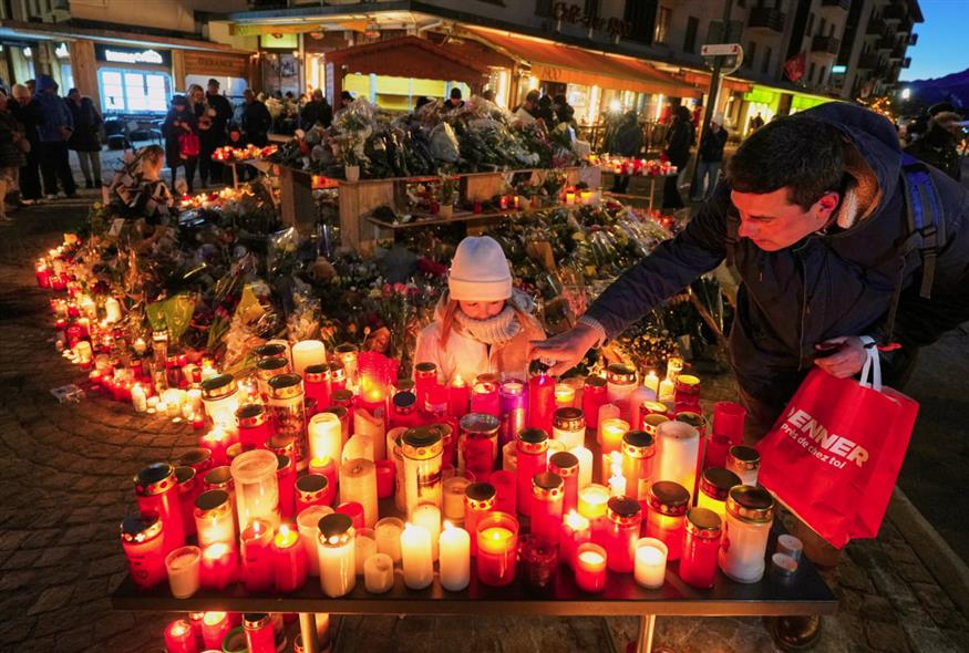 Πολίτες αποτίνουν φόρο τιμής στα θύματα (AP)