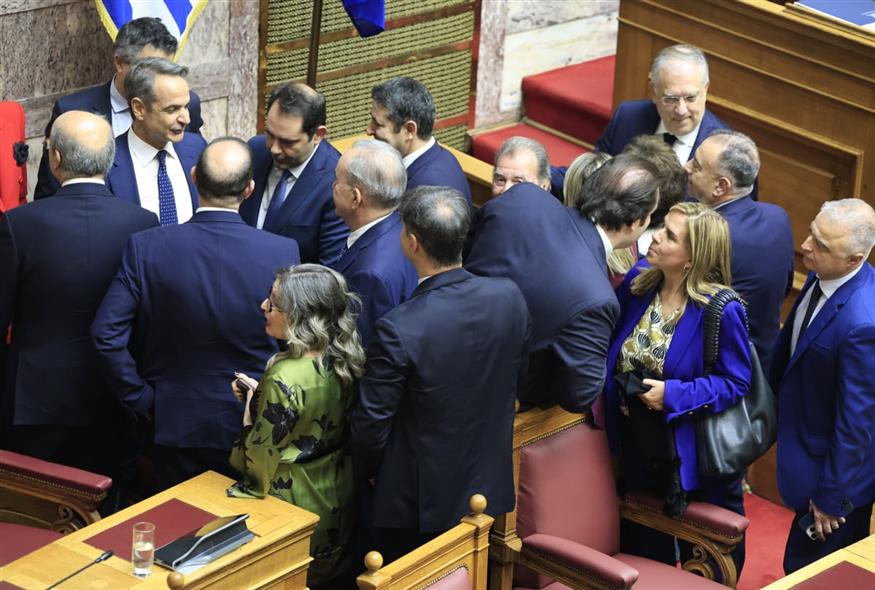 Ο Κυριάκος Μητσοτάκης και υπουργοί στη Βουλή (ΓΙΩΡΓΟΣ ΚΟΝΤΑΡΙΝΗΣ/EUROKINISSI)