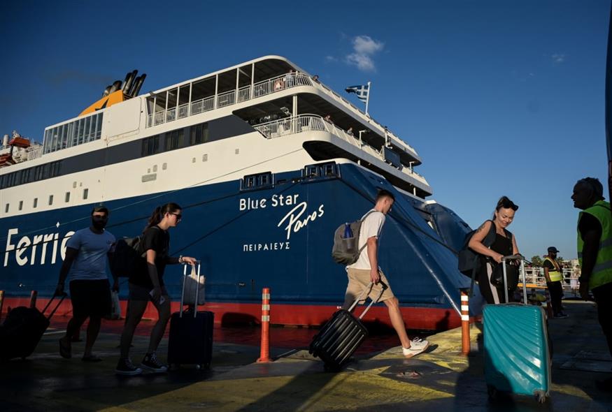 Η έξοδος των αδειούχων κορυφώνεται: 100% πληρότητα στα πλοία (EUROKINISSI)