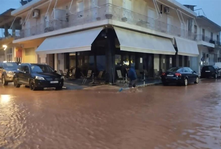 Στιγμιότυπο από τις πλημμύρες στη Βάρδα (π. Ιωάννης Κούγιας/www.ilialive.gr)