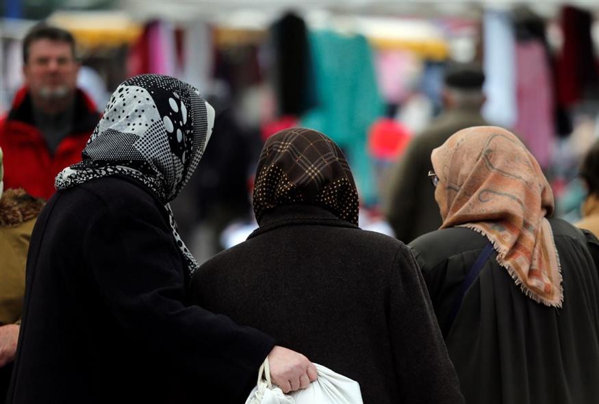 Γυναίκες με μαντίλα (AP Photo/Frank Augstein)
