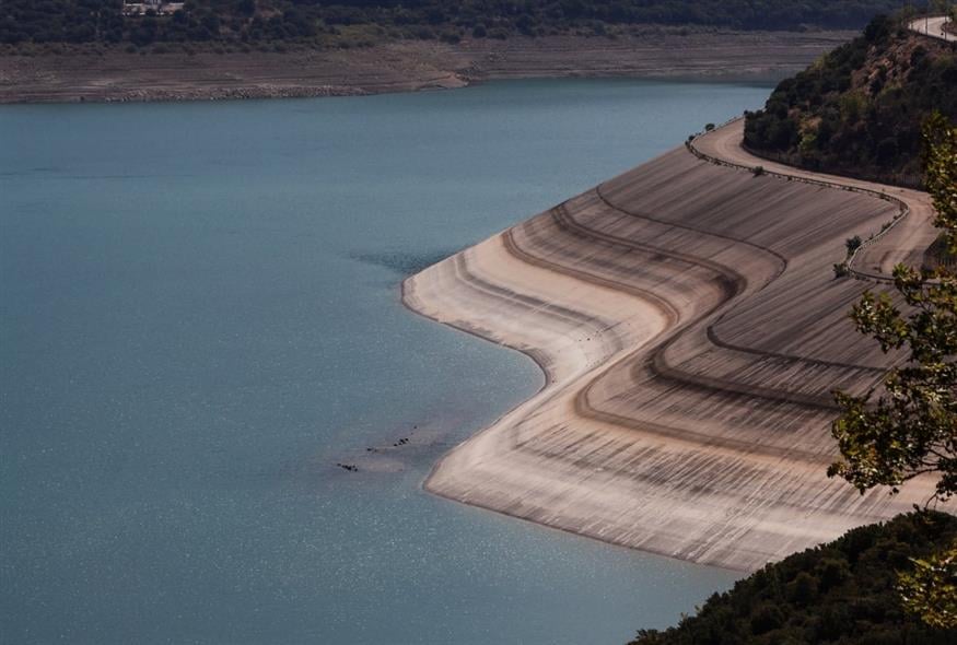 Παλαιότερη εικόνα από τη Λίμνη Μόρνου με χαμηλή στάθμη νερού (ΓΙΑΝΝΗΣ ΠΑΝΑΓΟΠΟΥΛΟΣ/ EUROKINISSI)