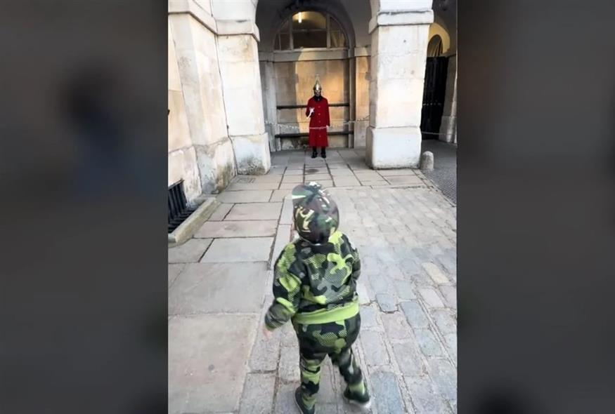 Η συγκινητική στιγμή που Φρουρός του Βασιλιά σπάει το πρωτόκολλο για ένα τυφλό 8χρονο αγόρι