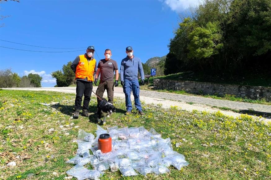Η ΕΜΑΔΔ Βόρειας Πίνδου με δολώματα που συλλέχθηκαν (φωτ. Γιάννης Δημητρακόπουλος)
