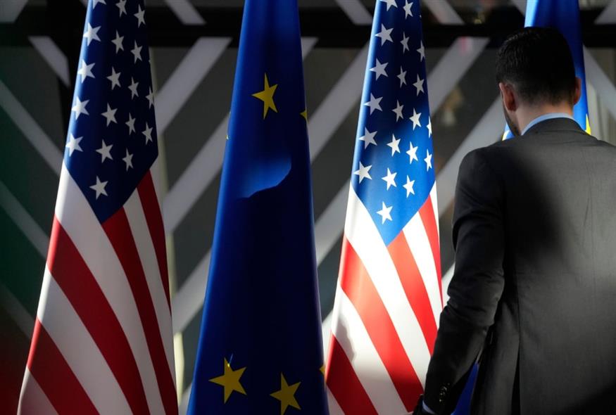 Σημαίες των ΗΠΑ και της ΕΕ (AP Photo/Virginia Mayo, File)
