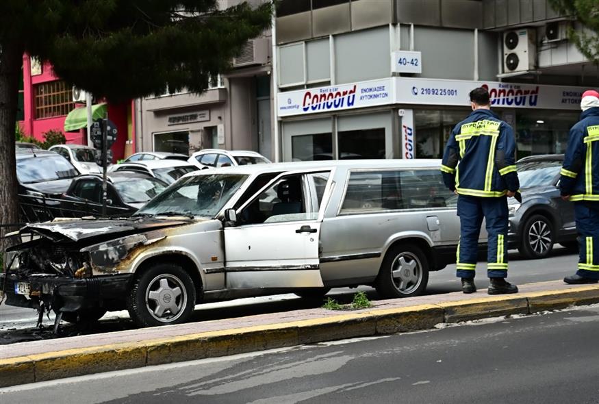Νεκροφόρα έπιασε φωτιά στη λεωφόρο Συγγρού (EUROKINISSI)