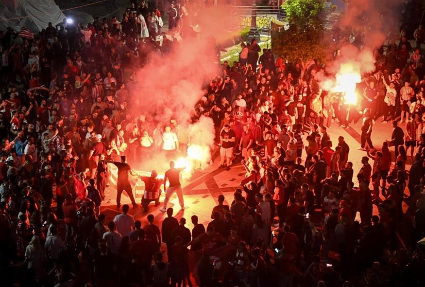 Χιλιάδες κόσμου υποδέχθηκαν την ομάδα μπάσκετ του Ολυμπιακού (Eurokinissi)