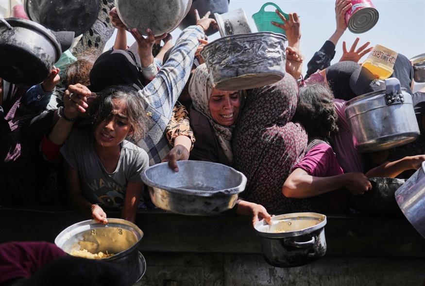 «Μάχη» για λίγο φαγητό στη Γάζα που υποφέρει (AP Photo)