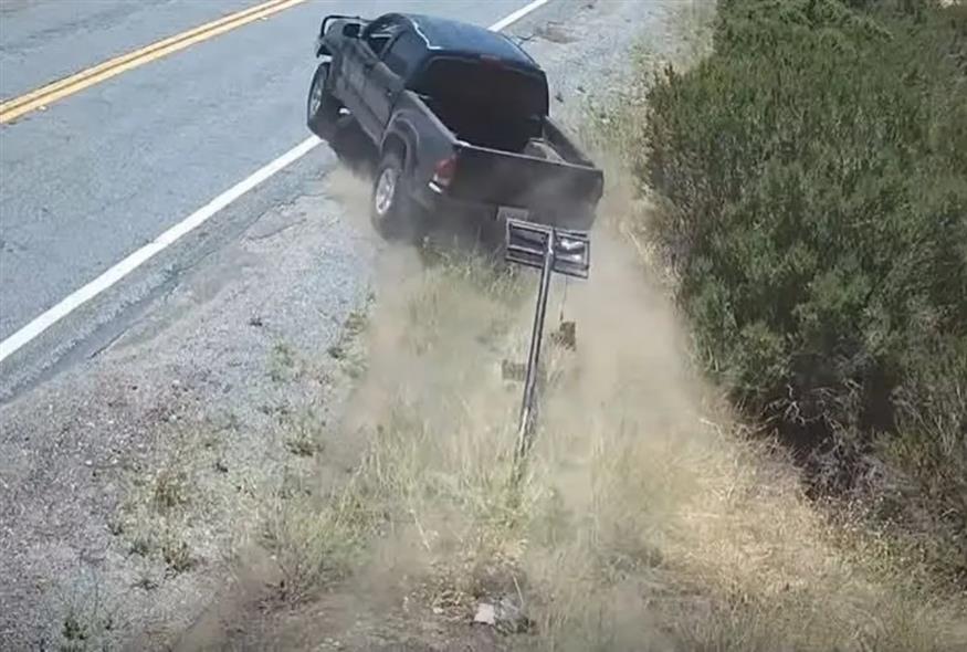 Φορτηγάκι βανδαλίζει κάμερα (Monterey County Sheriff's Office)