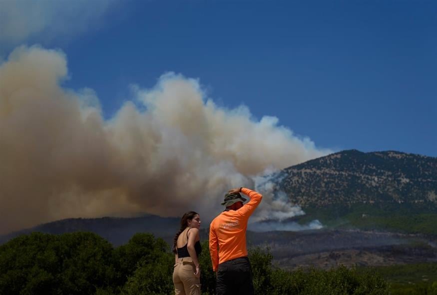 Η πύρινη κόλαση στο Πόρτο Γερμενό (AP Photo/Petros Giannakouris)