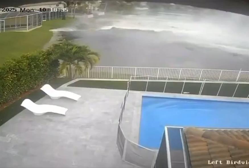 Το αεροπλάνο συνετρίβη σε γειτονιά της Φλόριντα (Χ)