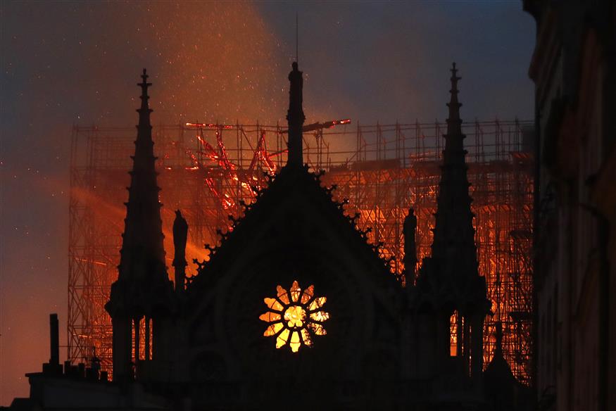 Οι εικόνες με την Παναγία των Παρισίων να φλέγεται θα μείνουν στην Ιστορία copyright: (AP Photo/Thibault Camus)