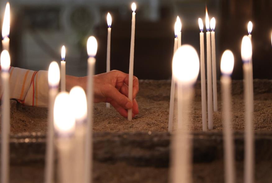 Λουλούδια και δάκρυα για τον Ποντίφικα - Δεκάδες πιστοί στην καθολική εκκλησία του Αγίου Διονυσίου στην Αθήνα