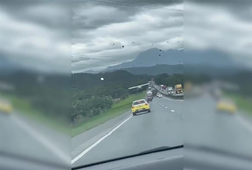 Η στιγμή που το αεροσκάφος προσγειώνεται στον αυτοκινητόδρομο