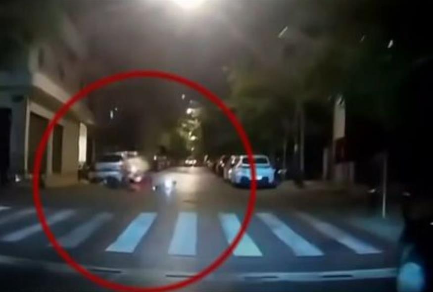 Τροχαίο με πατίνι κοντά στον Σταθμό Λαρίσης (screenshot)