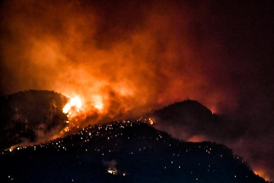 Ολονύχτια μάχη με τις φλόγες στο Λουτράκι (Copyright: Eurokinissi)