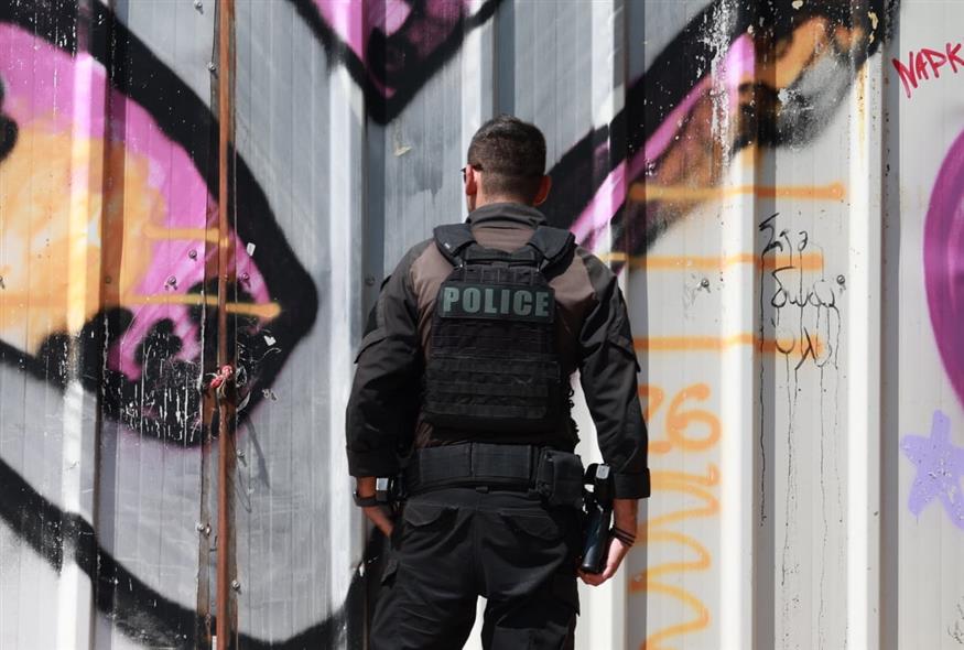 Έρευνα της ΕΛ.ΑΣ. στο σημείο όπου εντοπίστηκε η σορός γυναίκας σε βαλίτσα (ΙΝΤΙΜΕ)