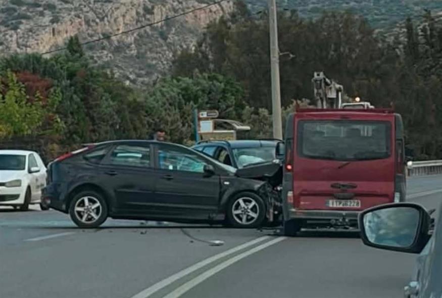 Τριπλή καραμπόλα στην Αθηνών-Σουνίου (Screenshot from Facebook)
