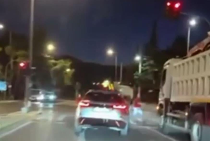 Παραβίασε κόκκινο στη Λεωφόρο Πεντέλης: Πεζός γλίτωσε στο «παρά πέντε»