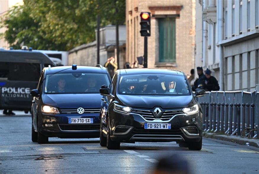 Ο Νικολά Σαρκοζί στον δρόμο προς τη φυλακή (AP)