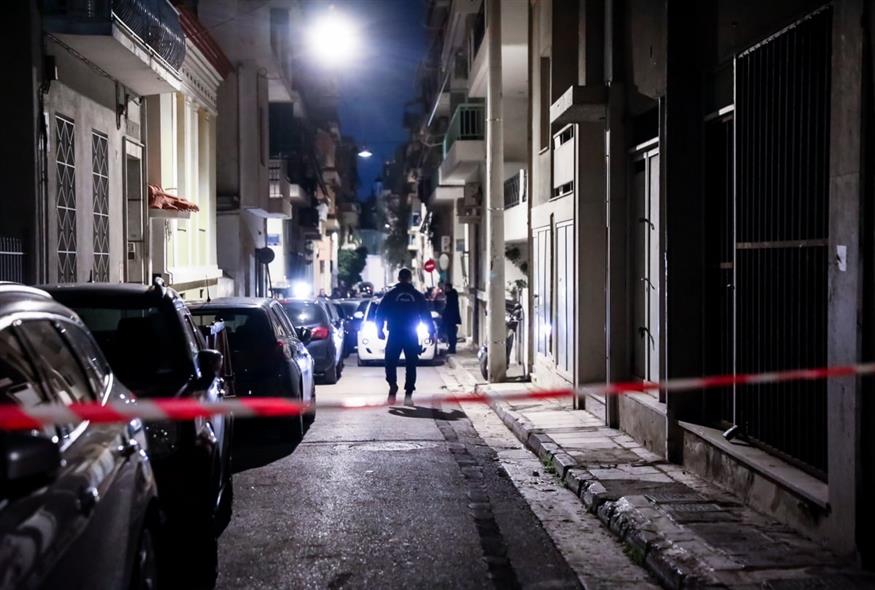 Αστυνομικοί έξω από το σπίτι του ζευγαριού στον Κολωνό (Eurokinissi)