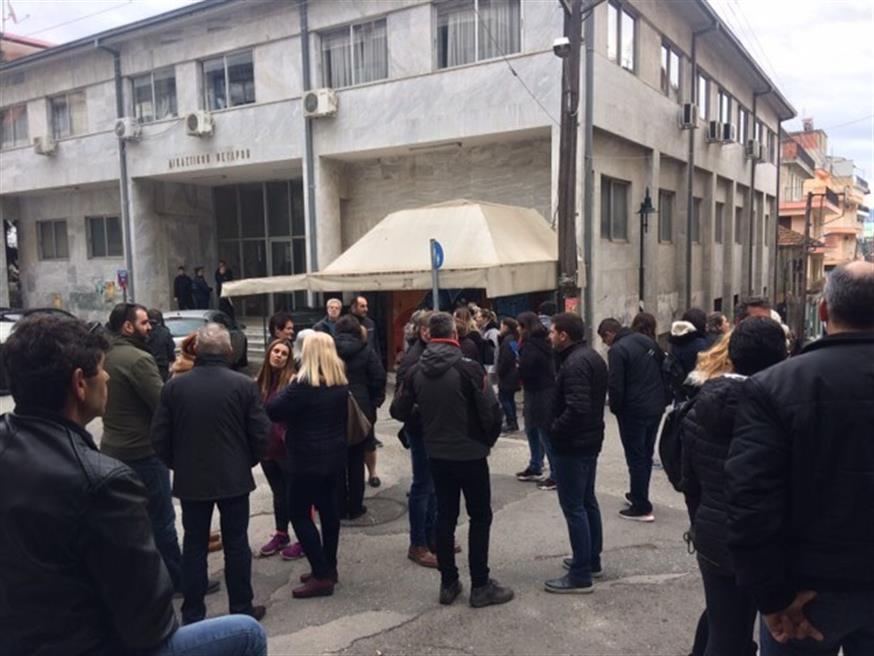 Το συγκεντρωμένο πλήθος έξω από το δικαστικό μέγαρο (grevenamedia.gr)