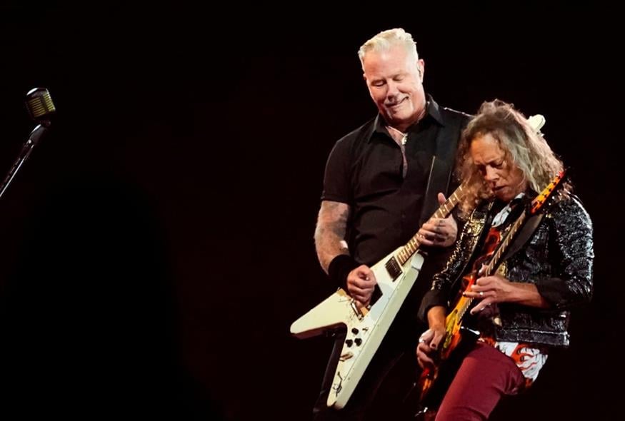 James Hetfield και Kirk Hammett παίζουν μπροστά σε περισσότερους από 90.000 θεατές στο ΟΑΚΑ (AP Photo/Thanassis Stavrakis)