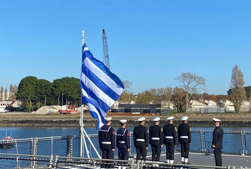 Η ελληνική σημαία κυματίζει πάνω στη φρεγάτα Belharra «Νέαρχος»