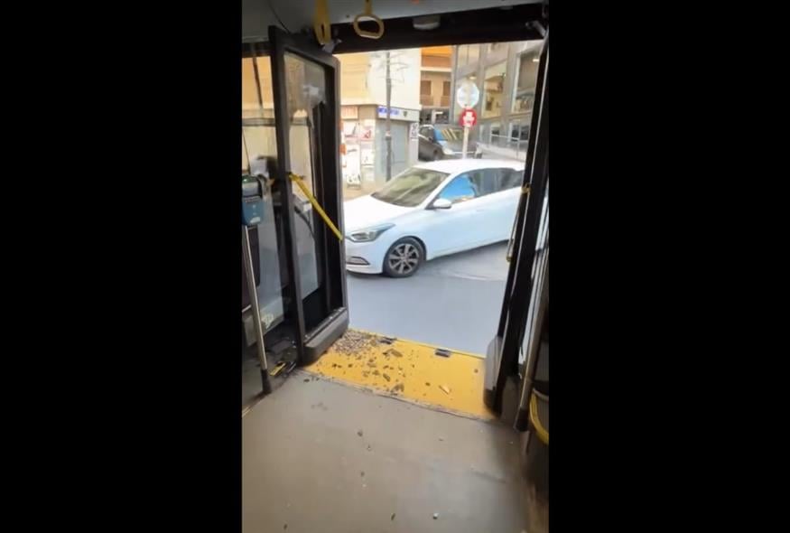 Λεωφορείο με σπασμένα τζάμια (Screenshot)