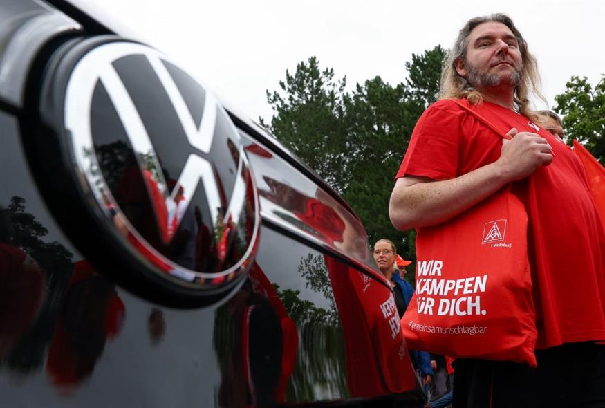 Volkswagen, συγκέντρωση διαμαρτυρίας σωματείων έξω από τα κεντρικά της εταιρείας (Lisi Niesner/Pool Photo via AP)