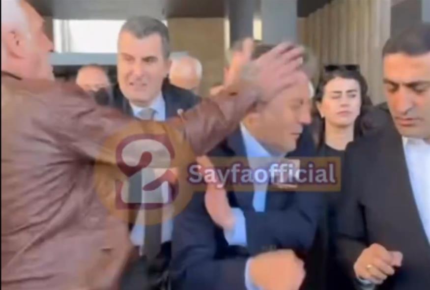 Γροθιά στο πρόσωπο δέχτηκε ο ηγέτης της τουρκικής αντιπολίτευσης Οζγκούρ Οζέλ