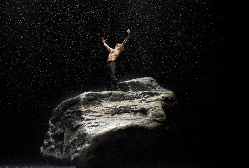 «Vollmond (Full Moon)» σε σκηνοθεσία και χορογραφία της Pina Bausch (Copyright: Uwe Stratmann)